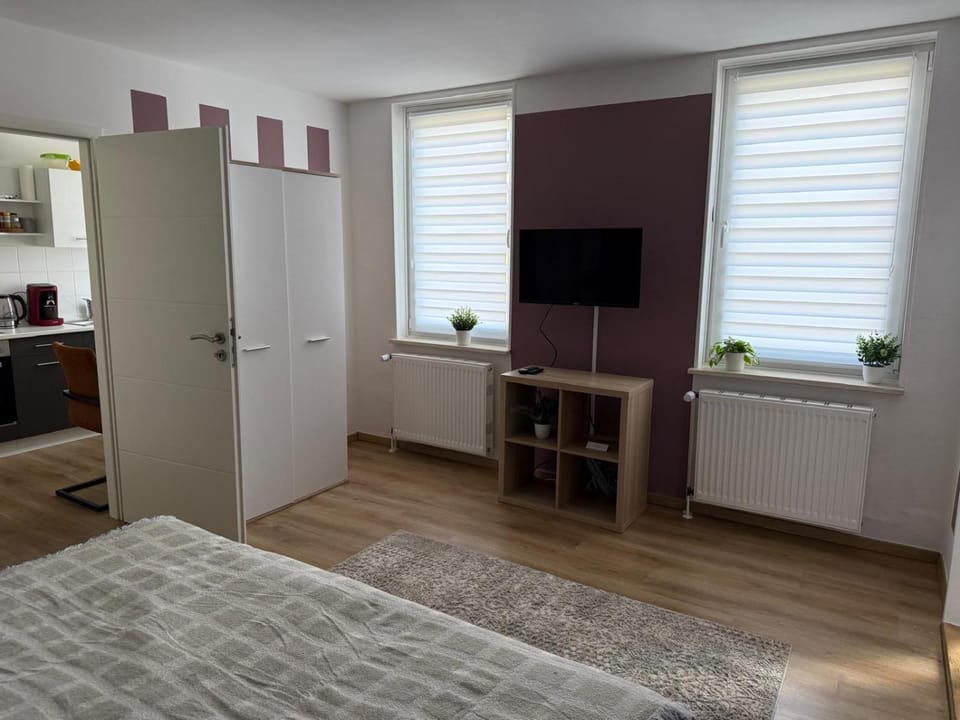 TV and multimedia, Photo of the whole room, Bedroom, wardrobe