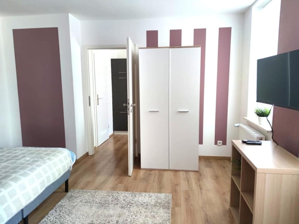 TV and multimedia, Photo of the whole room, wardrobe