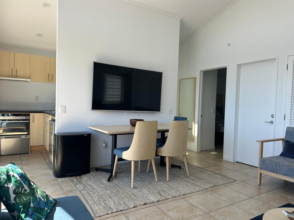 TV and multimedia, Kitchen or kitchenette, Living room, Seating area, Dining area, oven, stove