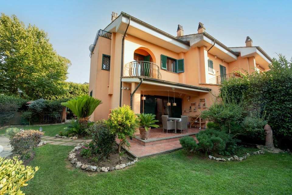 Property building, Patio, Spring, Day, Garden, Garden view