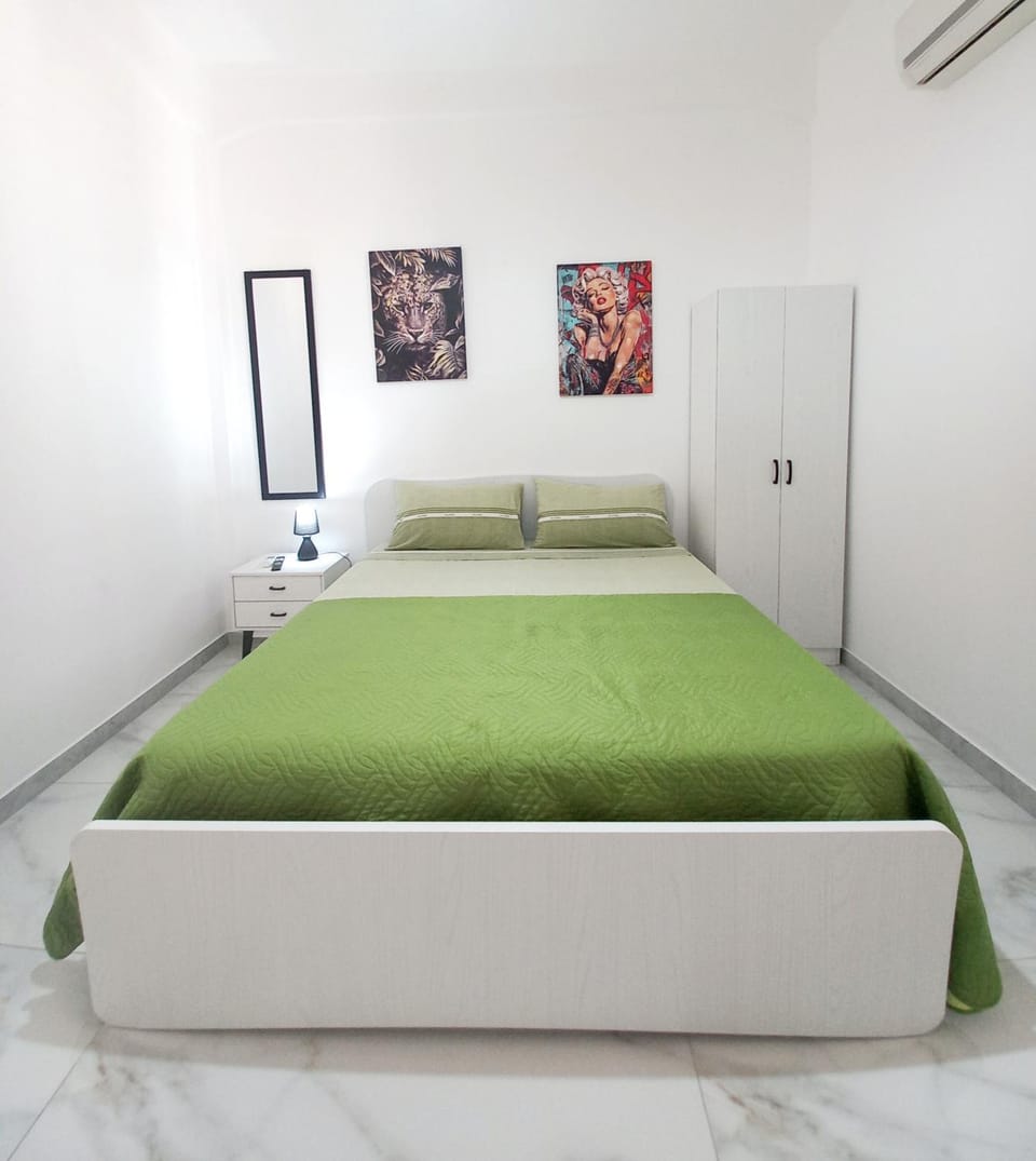 Bed, Photo of the whole room, Bedroom, wardrobe, air conditioner