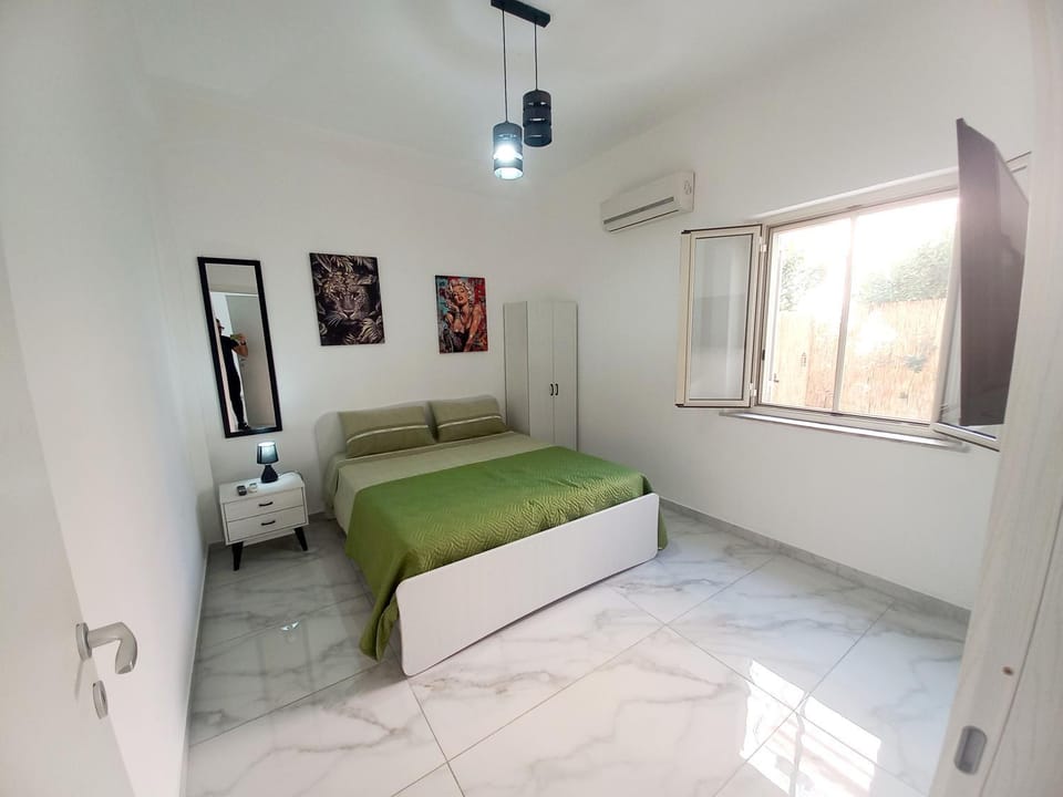 Bed, Photo of the whole room, Bedroom, air conditioner