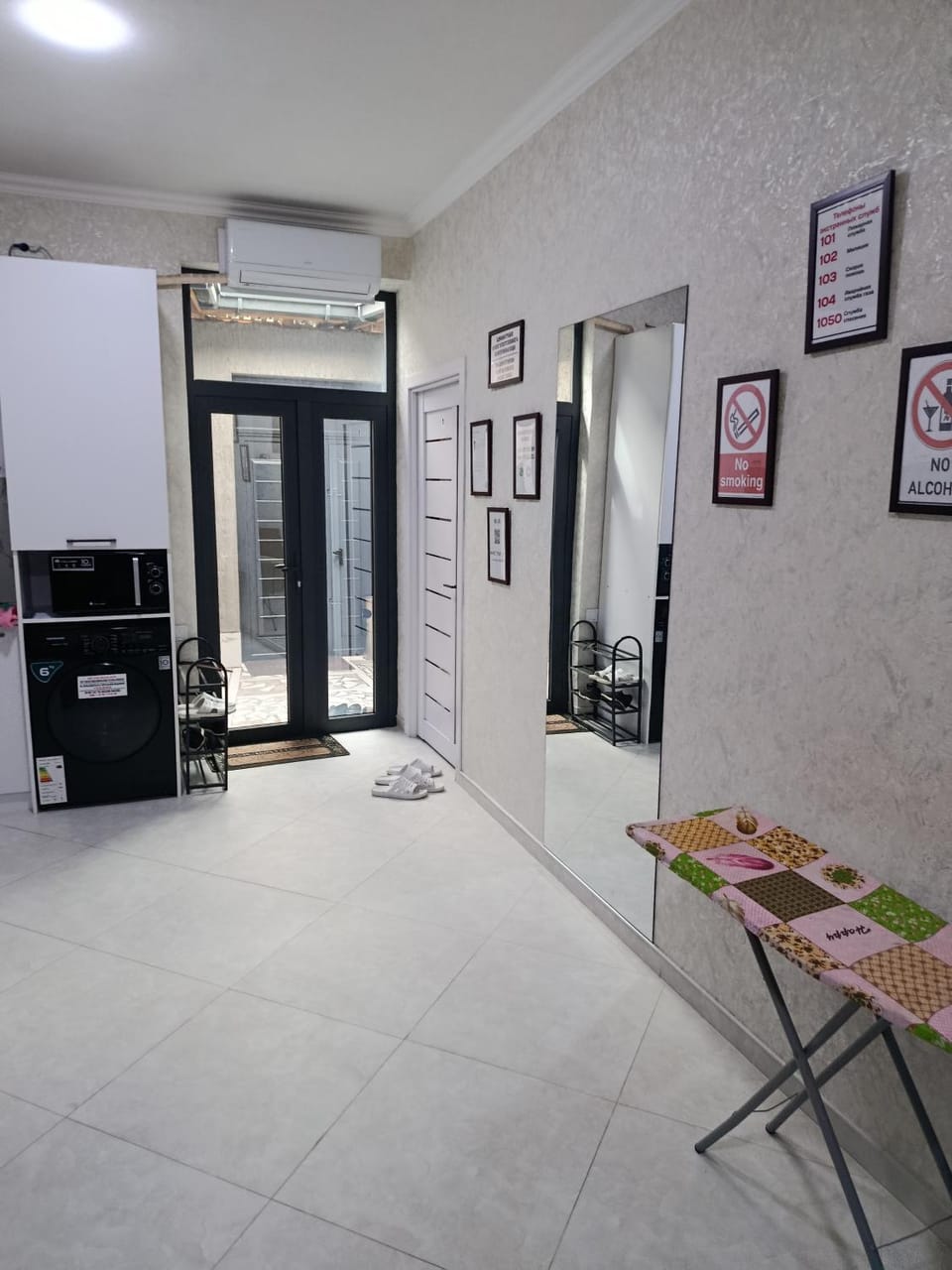 Kitchen or kitchenette, Seating area, air conditioner