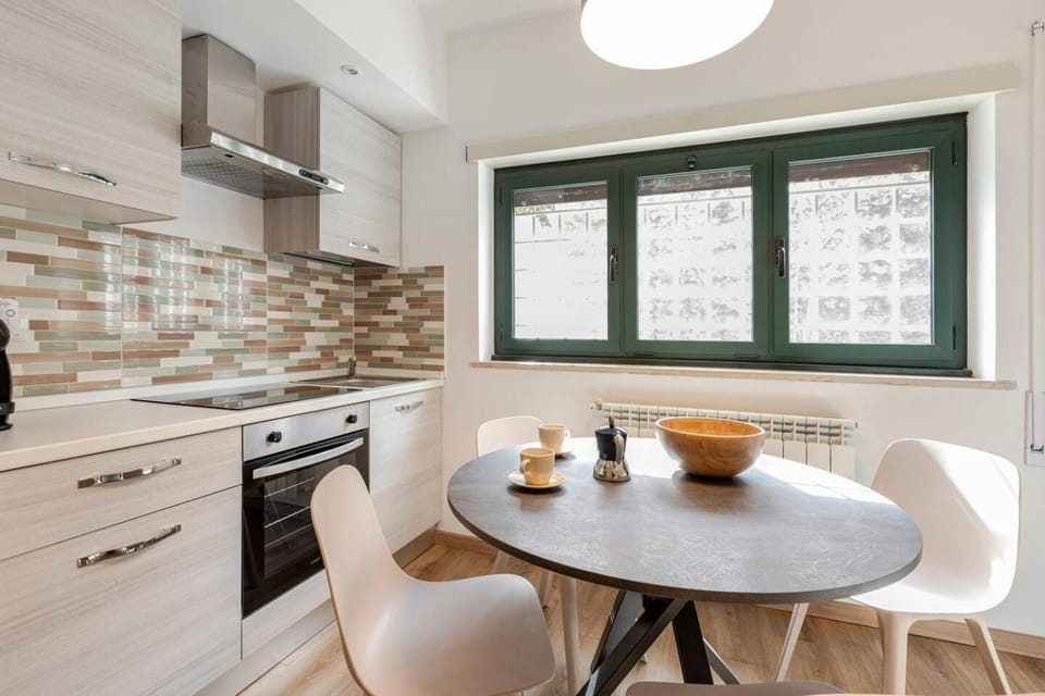 Kitchen or kitchenette, Dining area, oven, stove