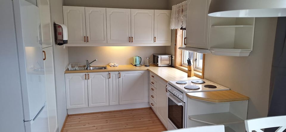 Coffee/tea facilities, Kitchen or kitchenette, oven, stove