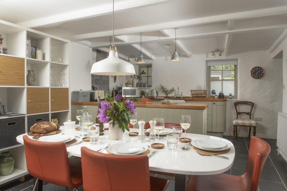 Kitchen or kitchenette, Seating area, Dining area, Food