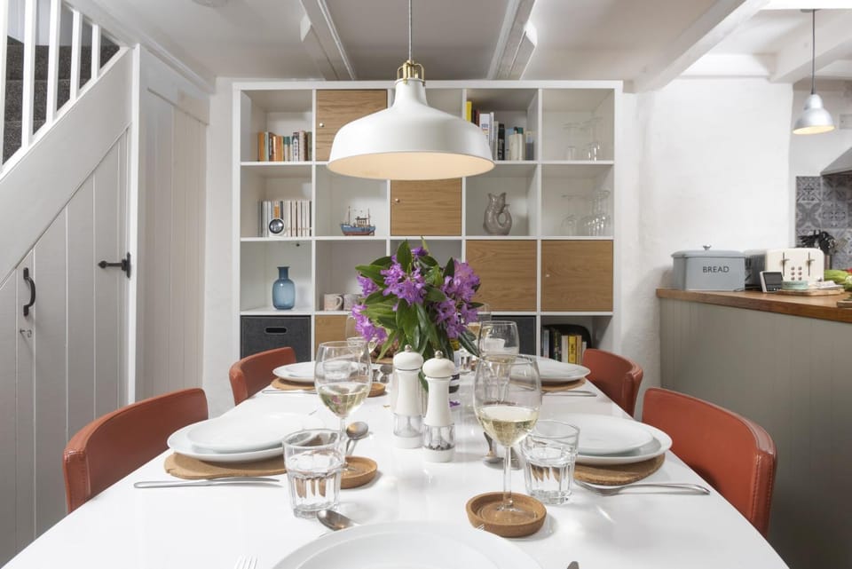 Kitchen or kitchenette, Seating area, Dining area