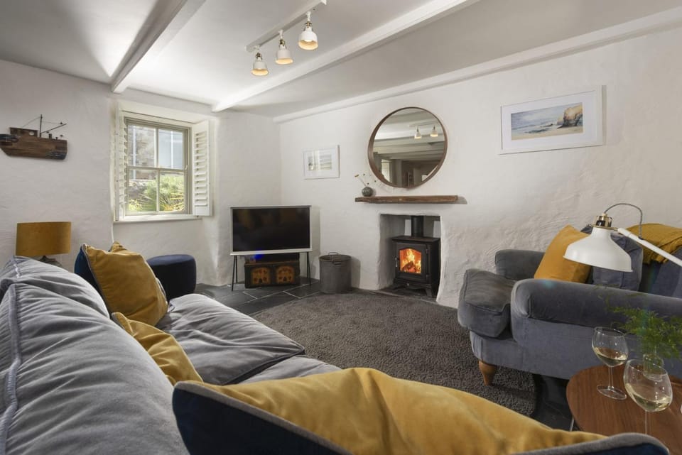 TV and multimedia, Living room, Seating area, fireplace, internet