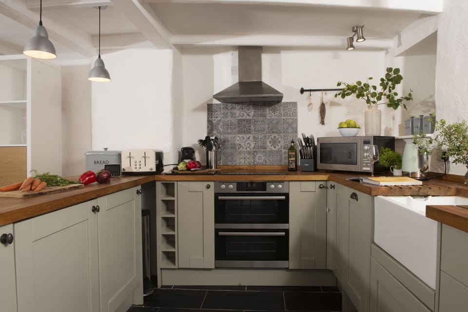 Coffee/tea facilities, Kitchen or kitchenette, dishwasher, microwave, oven, pet friendly, stove, toaster