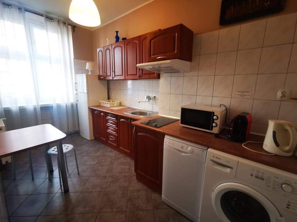 Dining area, oven, stove, washing machine