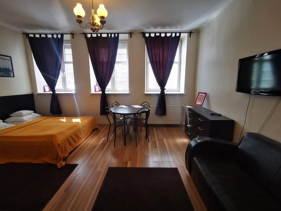 Communal lounge/ TV room, Bed, TV and multimedia, Bedroom