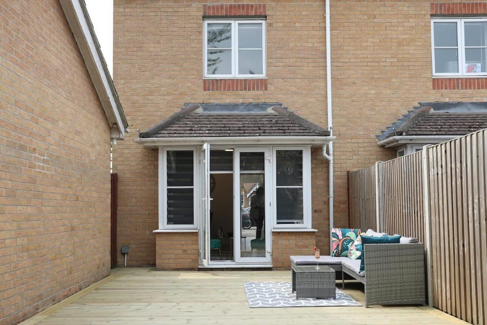 Elegant & Serene 3-BR Retreat Minutes from Heathrow Airport-London- Slough central-Legoland-Ascot-Windsor for Contractors-Families-Relocators-Businesses Apartment in Slough