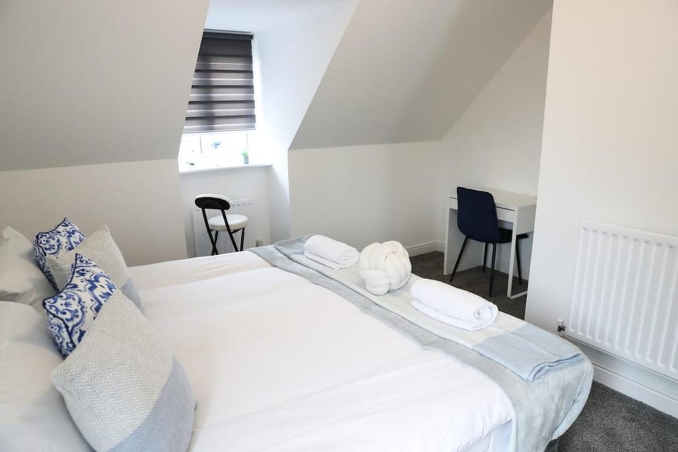Elegant & Serene 3-BR Retreat Minutes from Heathrow Airport-London- Slough central-Legoland-Ascot-Windsor for Contractors-Families-Relocators-Businesses Apartment in Slough
