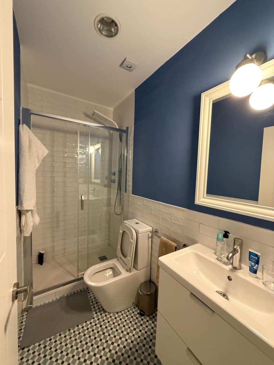Bathroom, Bath, towels