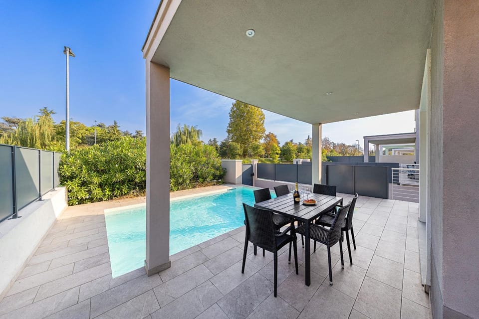 Patio, Dining area, Swimming pool