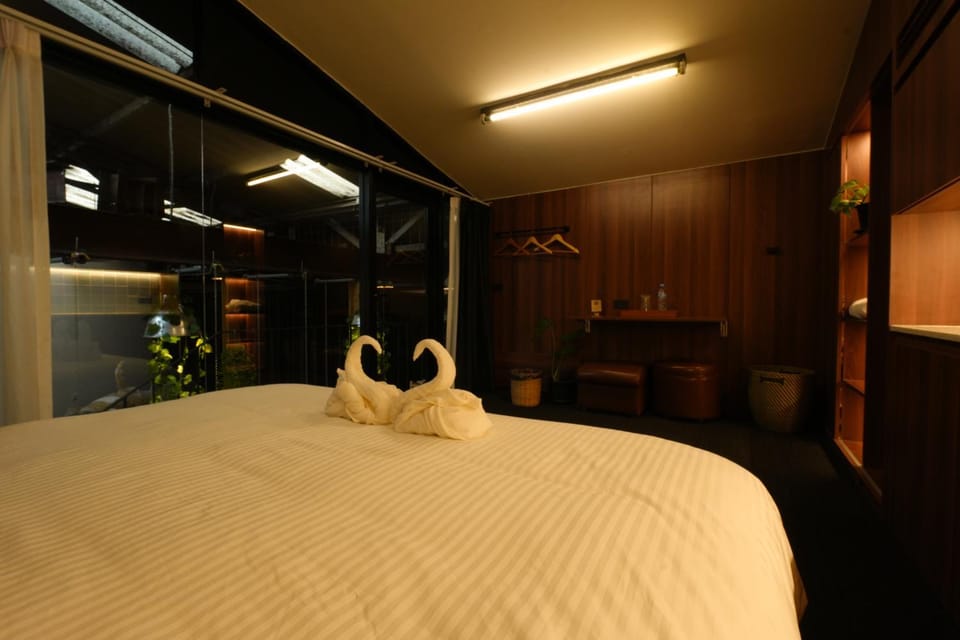 Photo of the whole room, towels