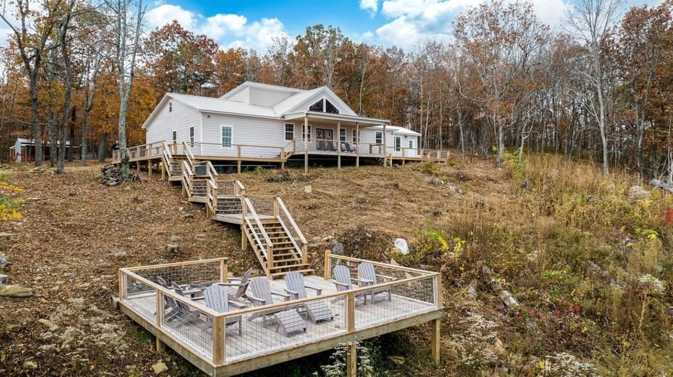 Spectacular Cabin with Home Theater and Fire Pit in Fort Payne, Alabama Cabin in Fort Payne