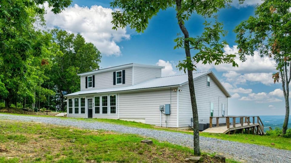 Spectacular Cabin with Home Theater and Fire Pit in Fort Payne, Alabama Cabin in Fort Payne
