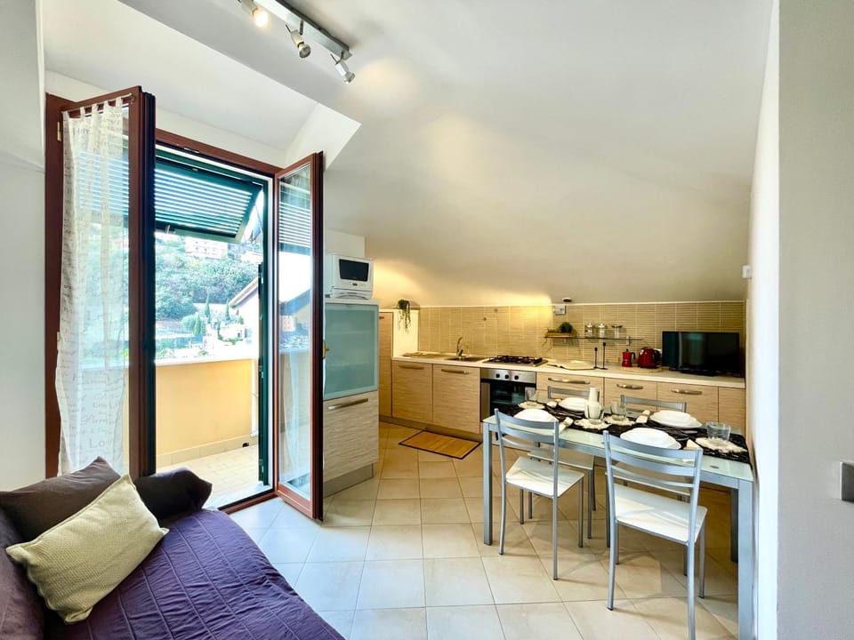 Kitchen or kitchenette, Living room, Dining area, oven