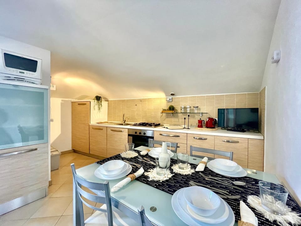 Kitchen or kitchenette, Dining area, stove