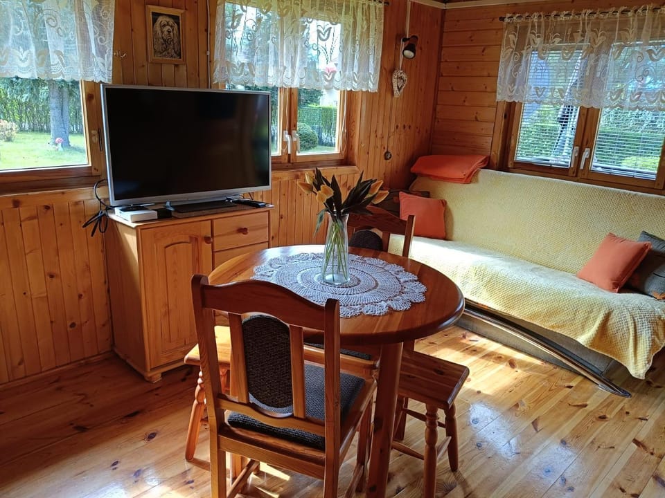 Communal lounge/ TV room, Bed, TV and multimedia, Living room, Seating area, Dining area