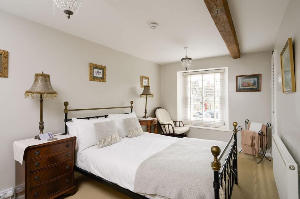 Beautiful Cottage in Picturesque Cotswolds Village House in England