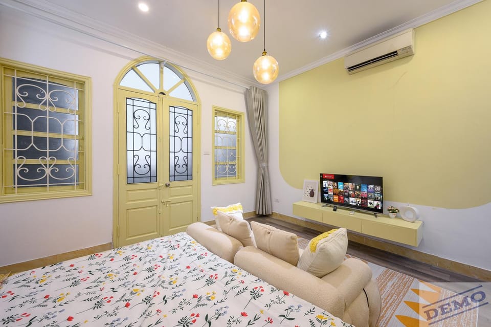 Bed, TV and multimedia, Seating area, air conditioner