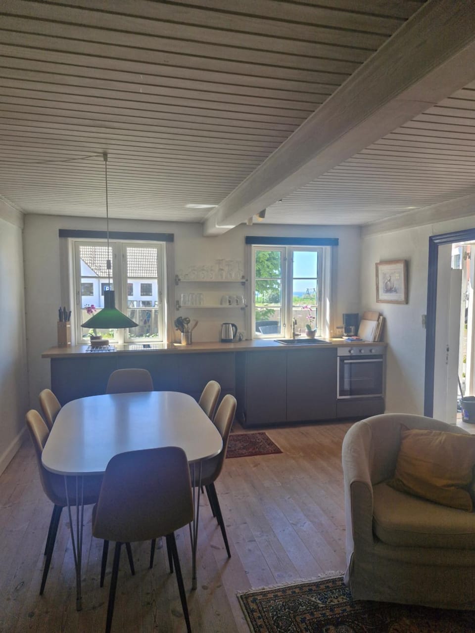 Kitchen or kitchenette, Dining area
