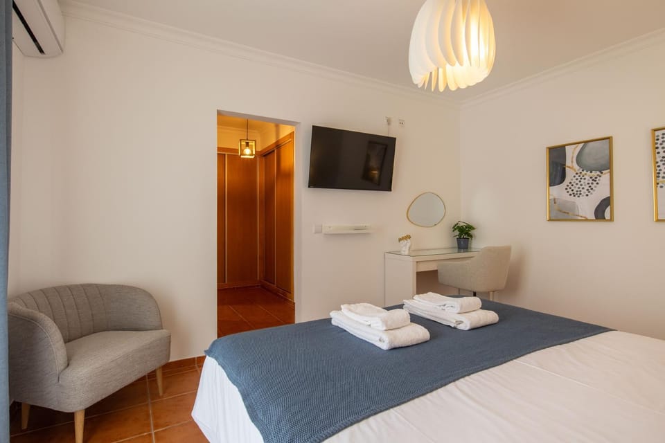 Bed, TV and multimedia, Bedroom, wardrobe, air conditioner