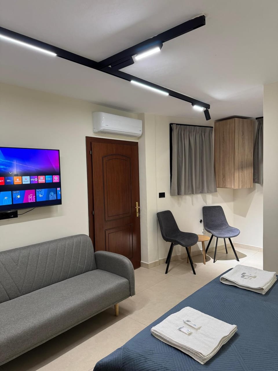 Bed, TV and multimedia, Photo of the whole room, Seating area, Bedroom, air conditioner