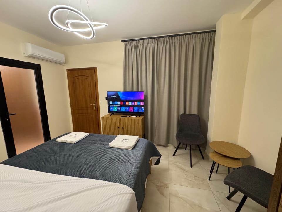 Bed, TV and multimedia, Photo of the whole room, Seating area, Bedroom