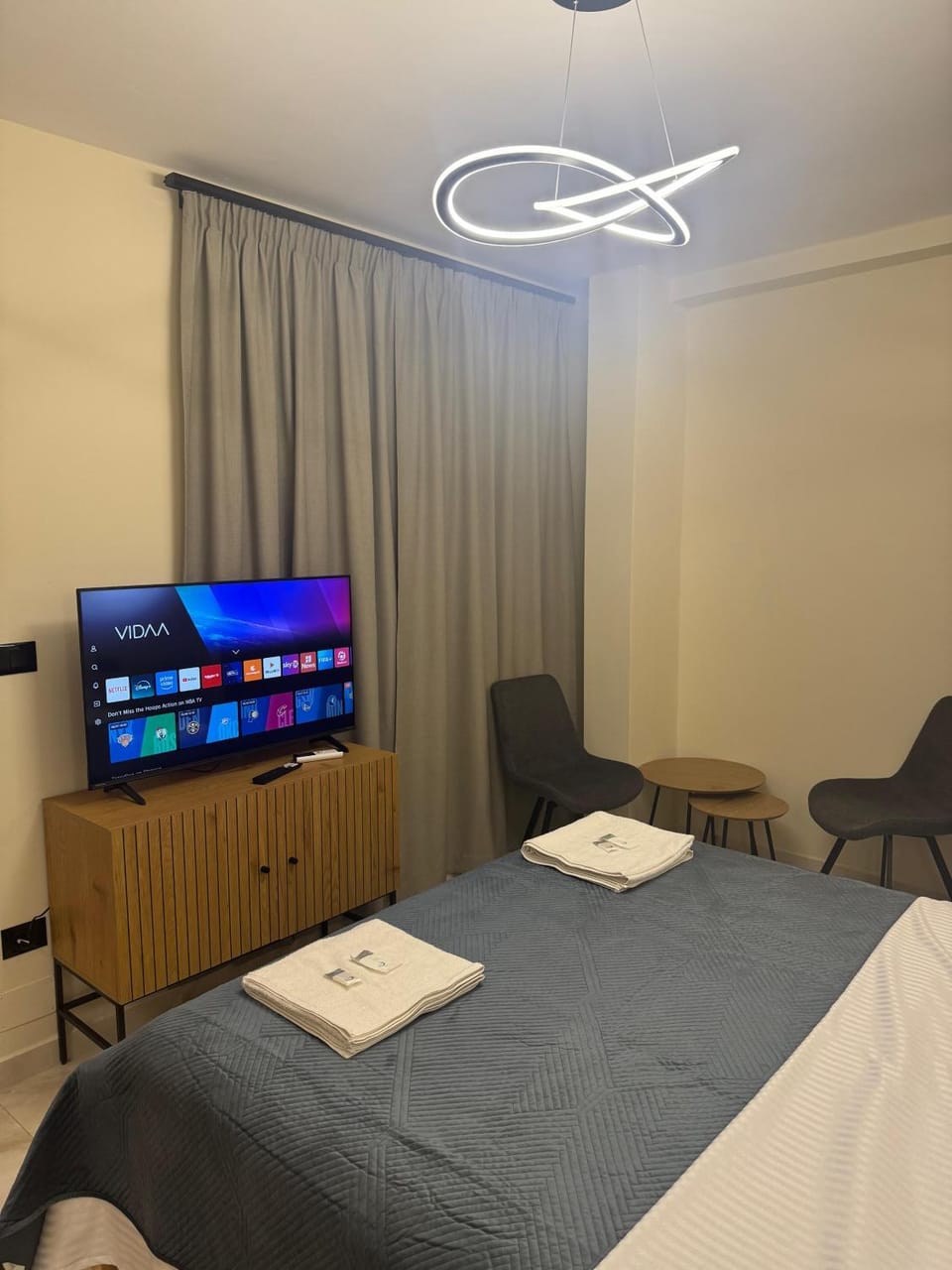 Bed, TV and multimedia, Photo of the whole room, Bedroom