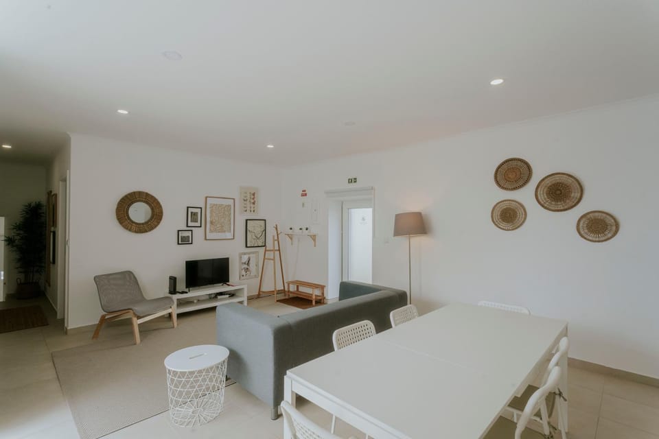 TV and multimedia, Living room, Seating area, Dining area