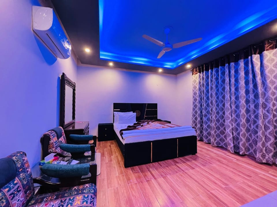 Communal lounge/ TV room, TV and multimedia, Living room, Photo of the whole room, Seating area, Evening entertainment, Bedroom