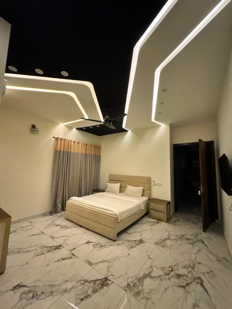 Bed, TV and multimedia, Photo of the whole room