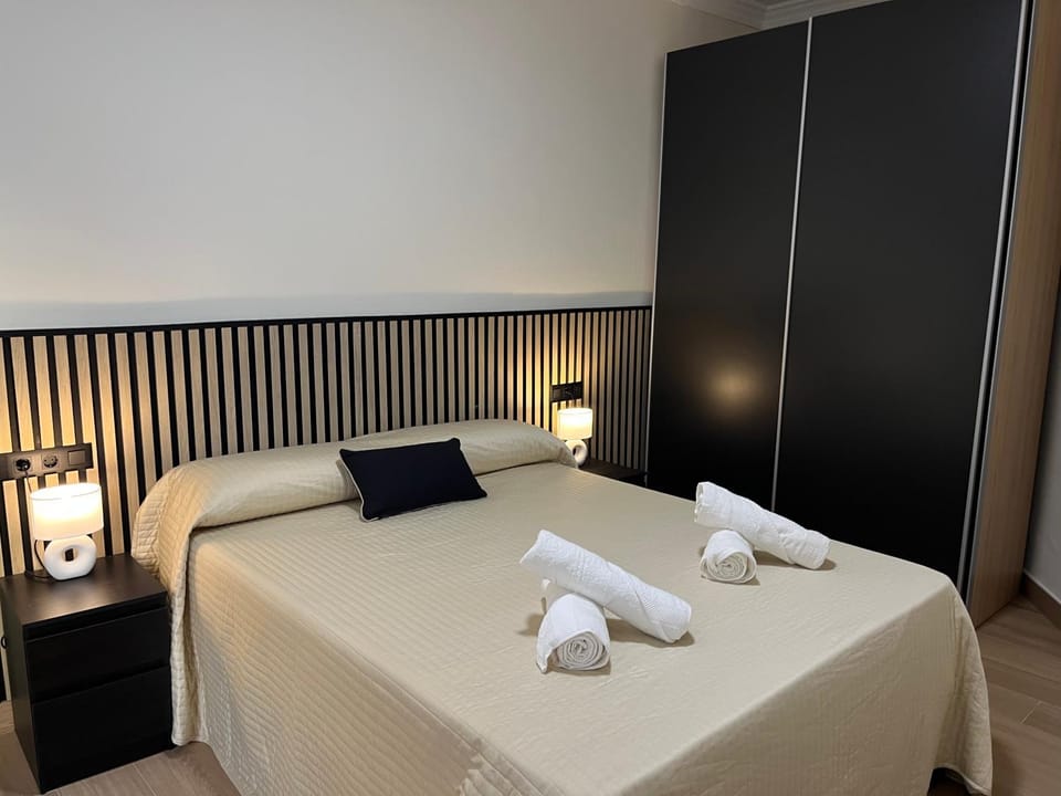 Bed, Bedroom, towels
