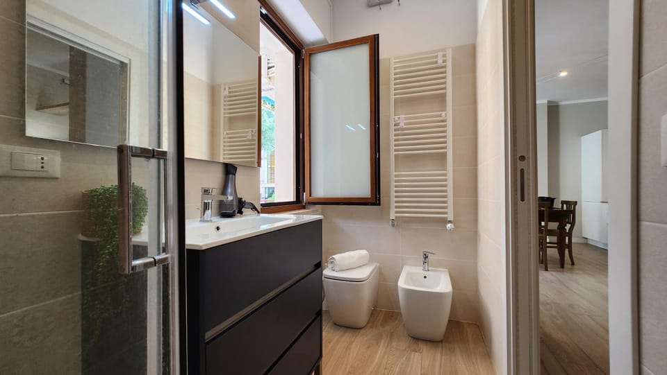 Shower, Toilet, Bathroom, towels