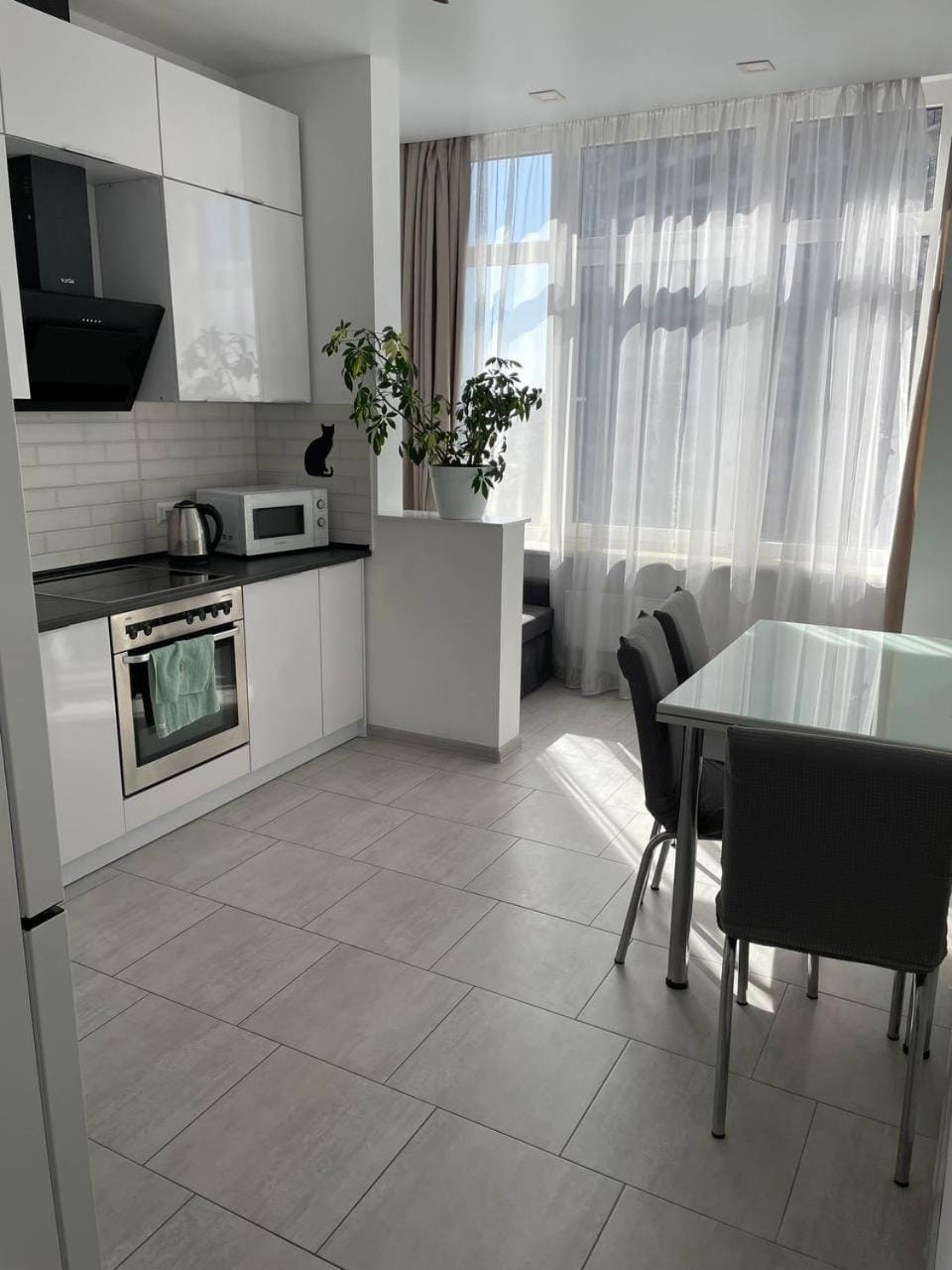 Kitchen or kitchenette, Dining area, oven, stove
