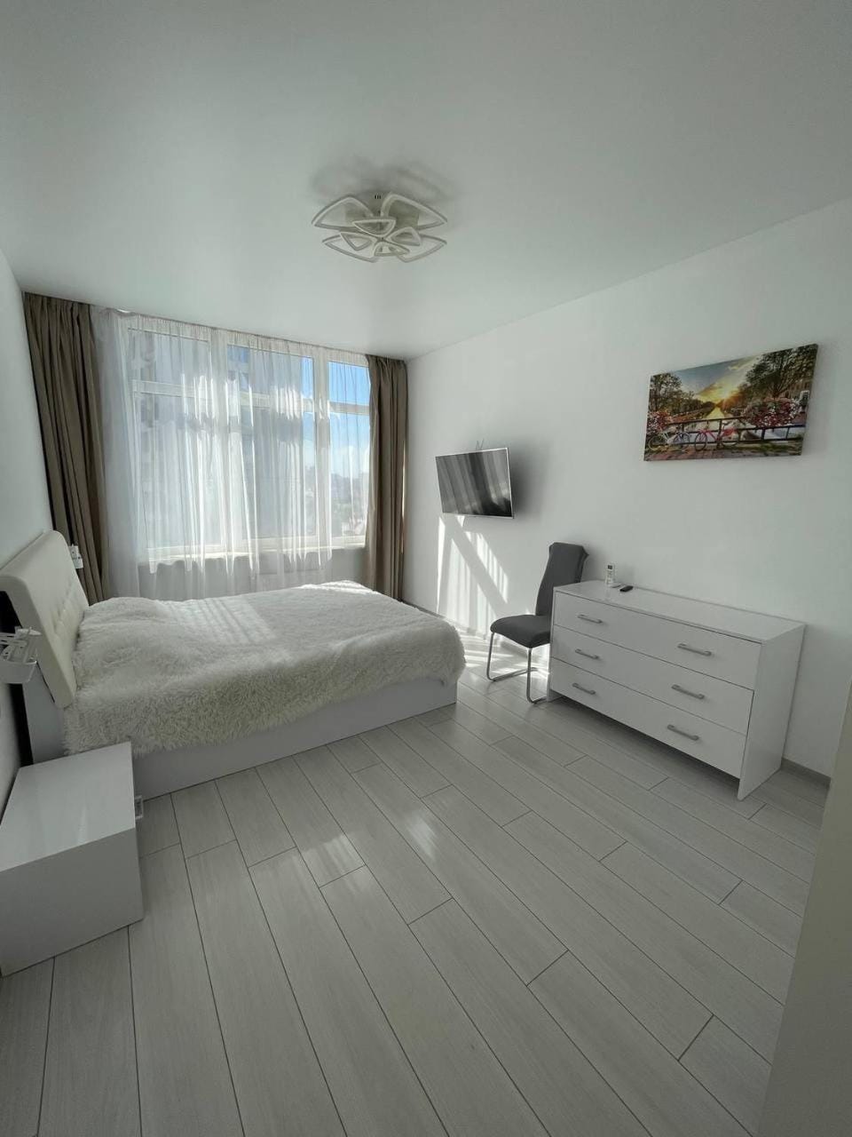 Bed, TV and multimedia, Bedroom