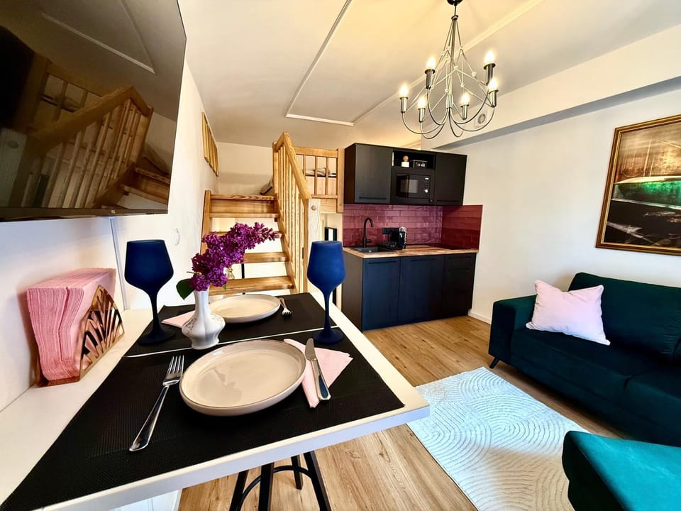Kitchen or kitchenette, Living room, Seating area, Dining area