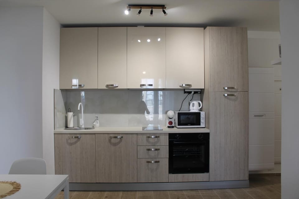 Coffee/tea facilities, Kitchen or kitchenette, oven, stove