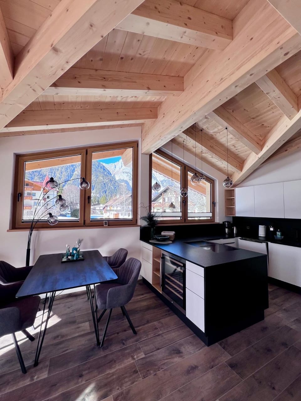 Kitchen or kitchenette, Dining area