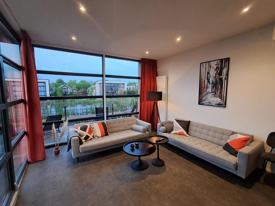 Marina Strandbad Chalet Land in Sicht mit Zaun Haus Nr 81 House in Gelderland, Netherlands