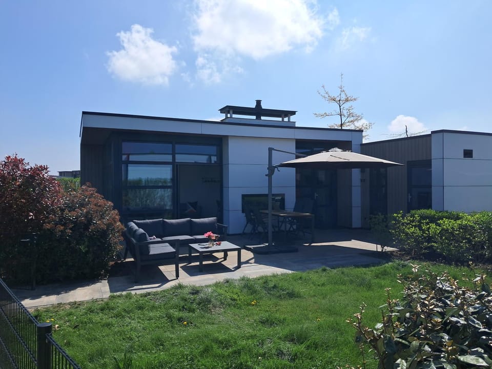 Marina Strandbad Chalet Land in Sicht mit Zaun Haus Nr 81 House in Gelderland, Netherlands