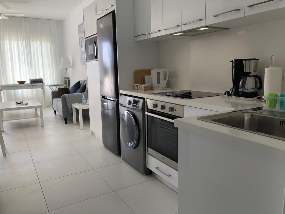 Coffee/tea facilities, Kitchen or kitchenette, oven, stove, toaster, washing machine