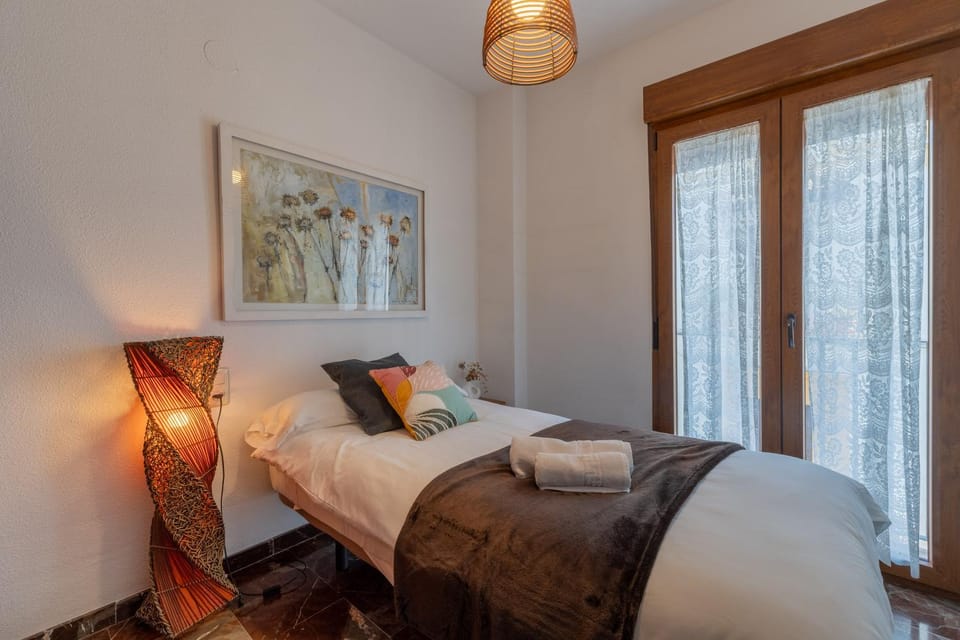 Bed, Photo of the whole room, Bedroom, heating, towels, air conditioner