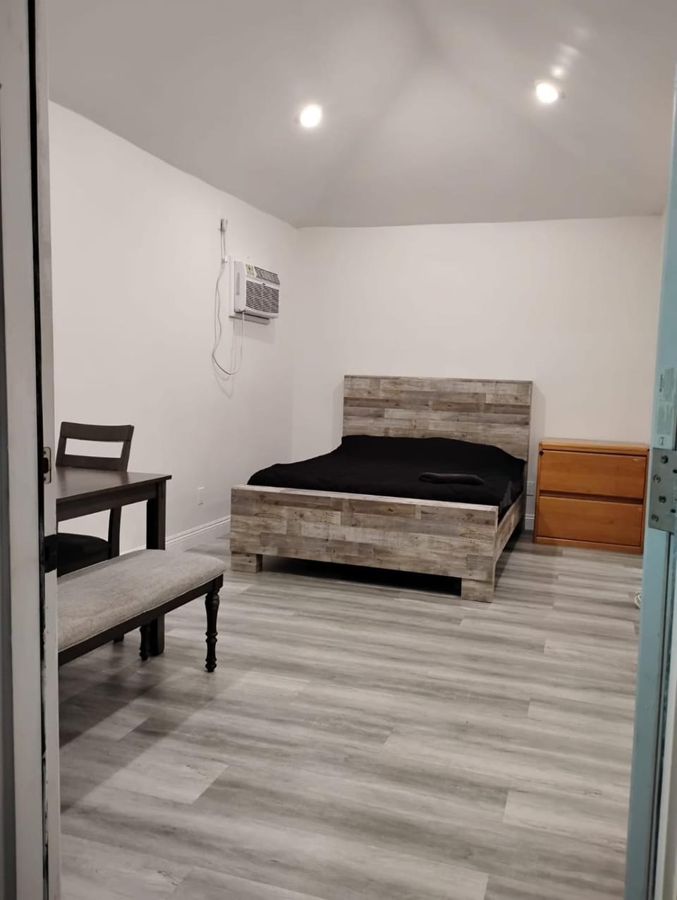 Photo of the whole room, Bedroom