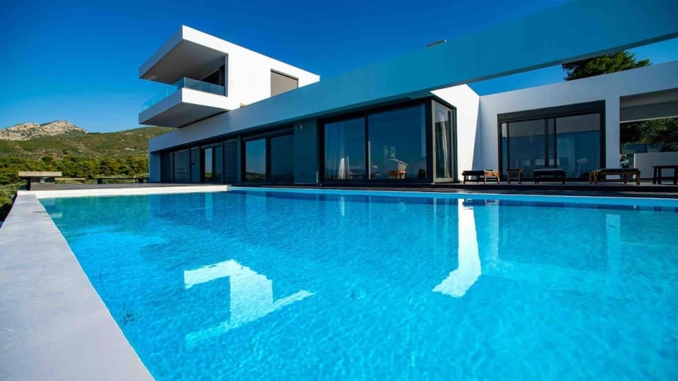 Property building, Mountain view, Pool view, Swimming pool, sunbed