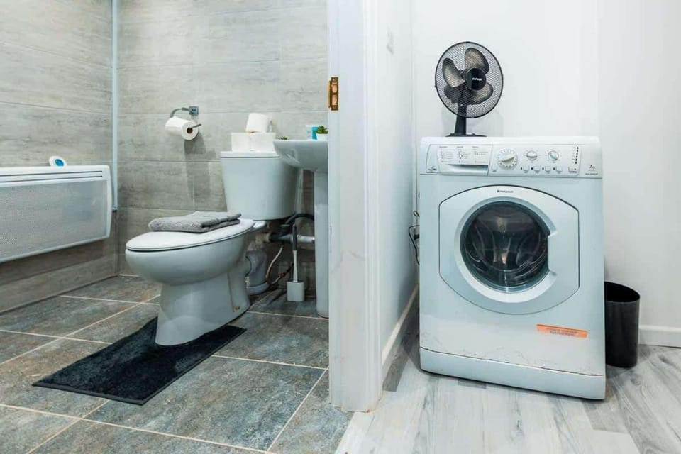 Toilet, washing machine