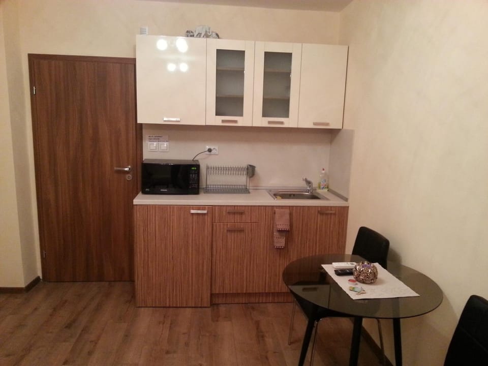Coffee/tea facilities, Kitchen or kitchenette, Dining area